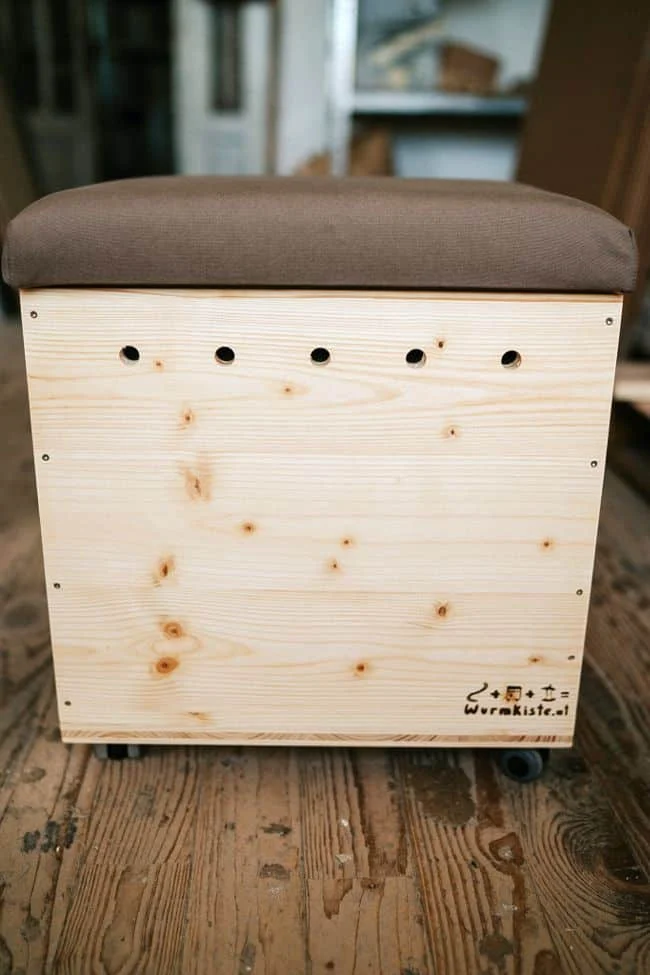 Wurmkiste Sitzhocker