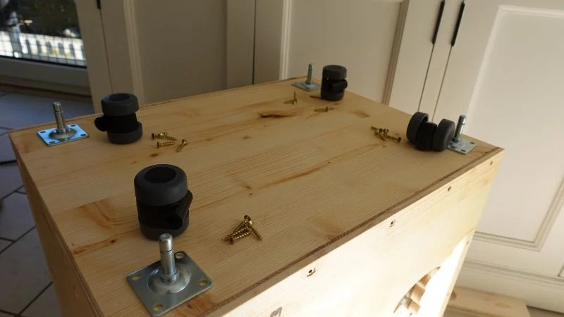 Wurmkiste bauen Räder anbringen