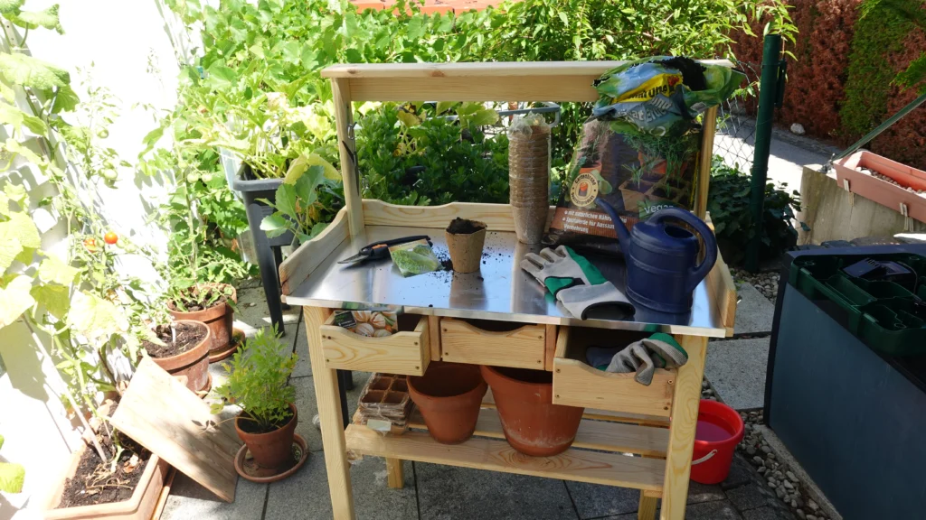 Pflanztisch auf dem Balkon