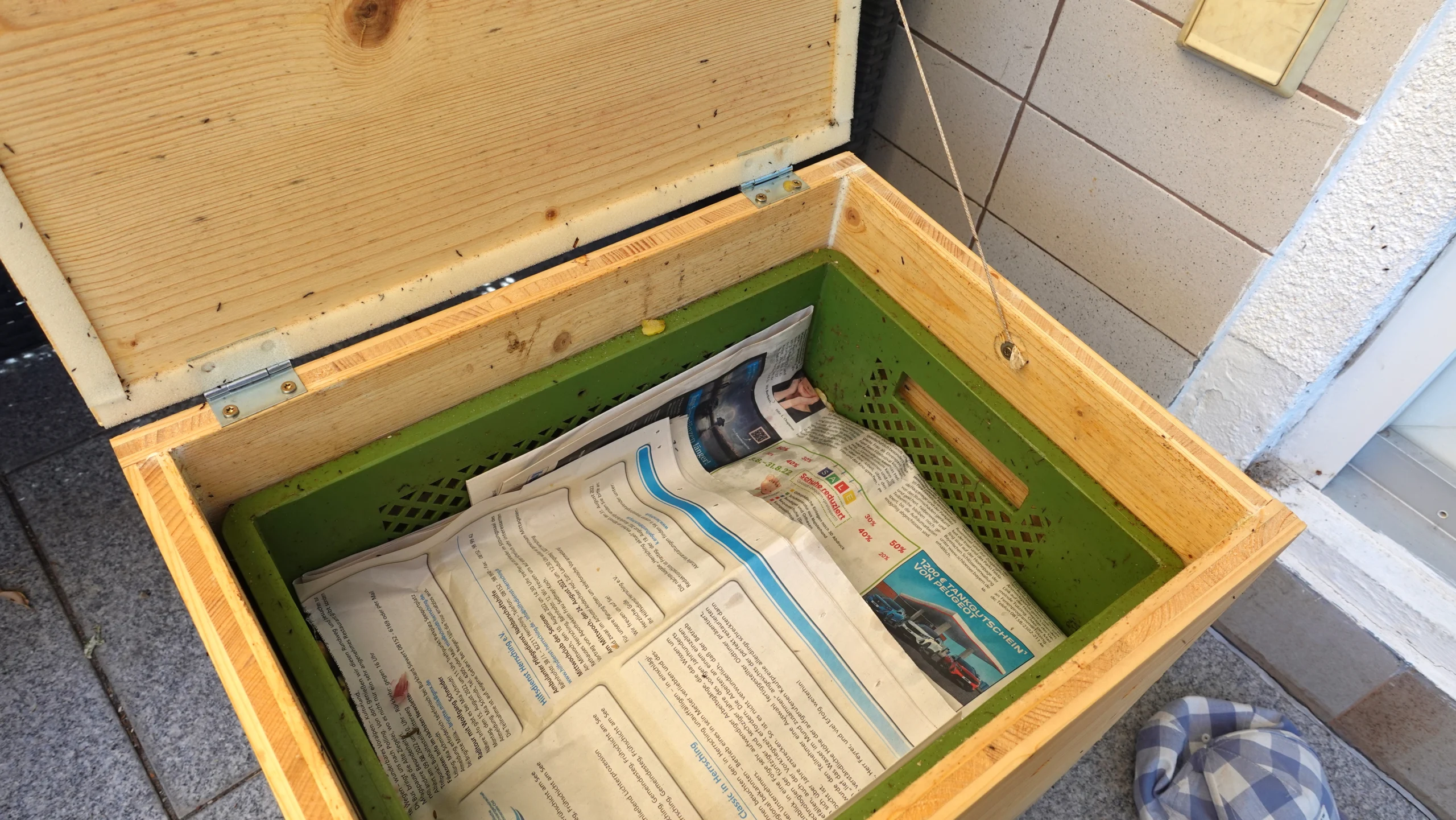 Wurmkiste abdecken Zeitungspapier