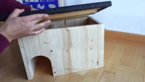 Igelhaus selber bauen_Dach aufsetzen